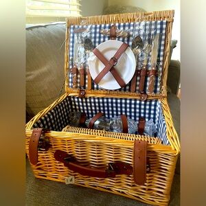 NEW RARE BBW PICNIC BASKET